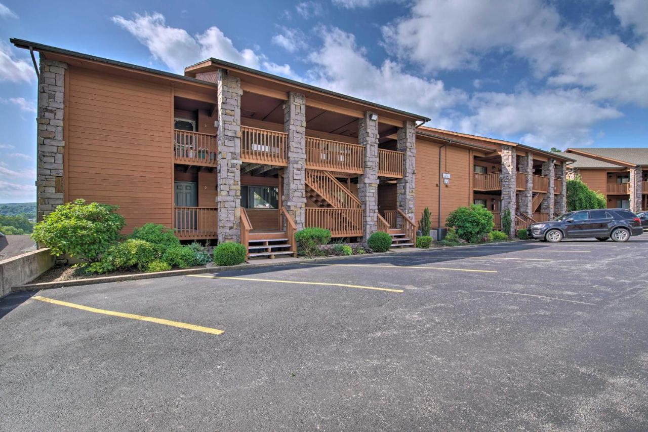 Getaway With Balcony And Amenities! Appartement Branson
